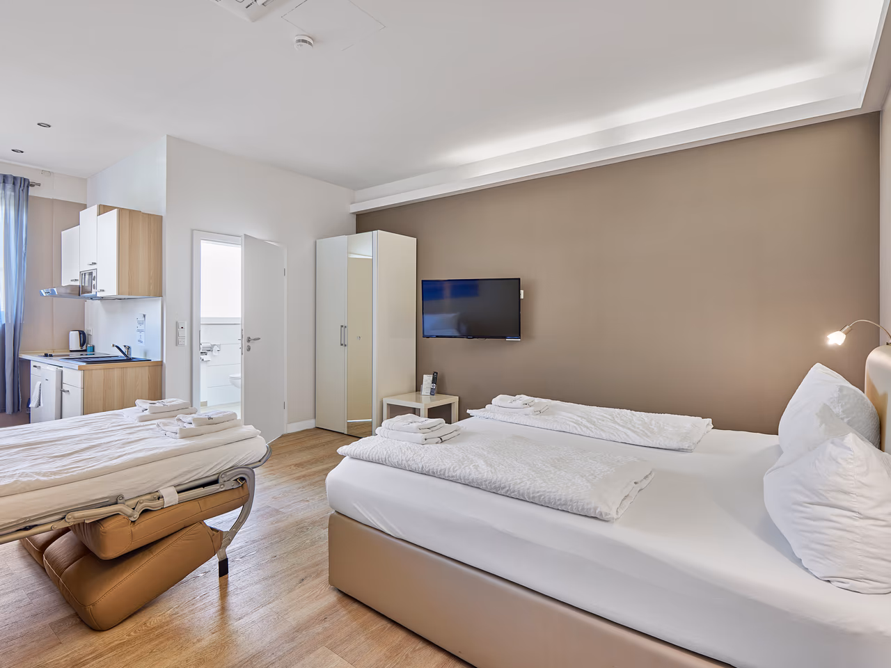 Helles Studio-Apartment mit Doppelbett, Sitzbereich und Küchenzeile