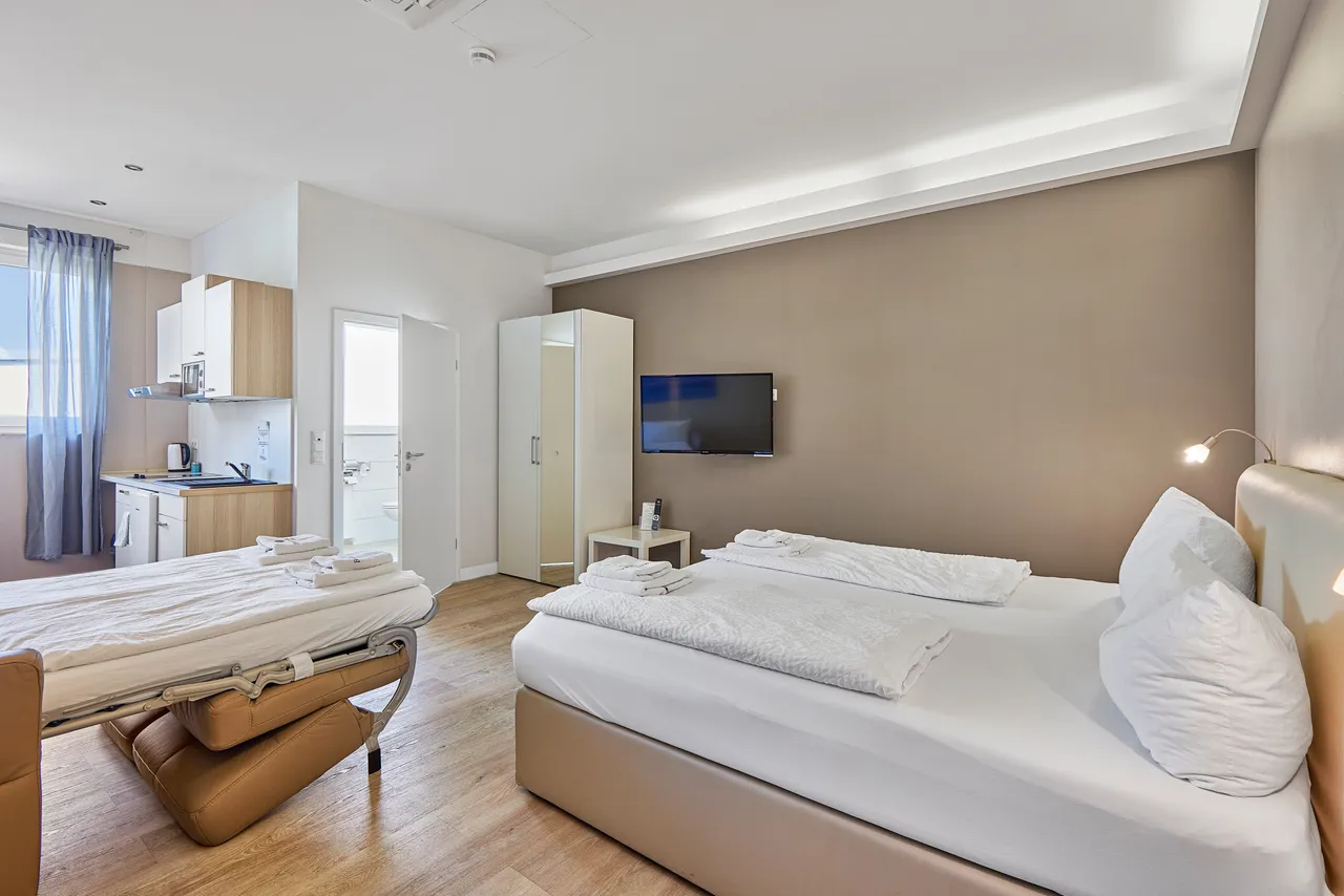 Studio-Apartment mit Doppelbett, Sitzbereich und Küchenzeile