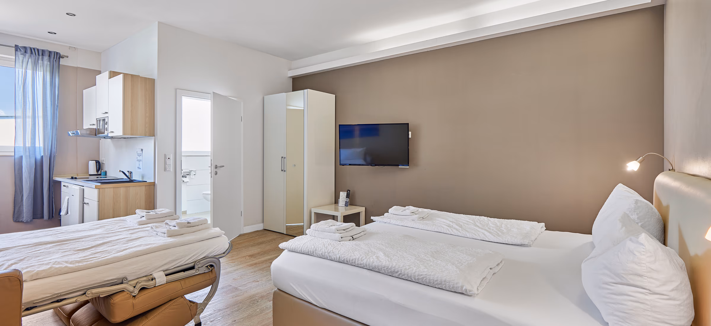 Studio-Apartment mit Doppelbett, Sitzbereich und Küchenzeile