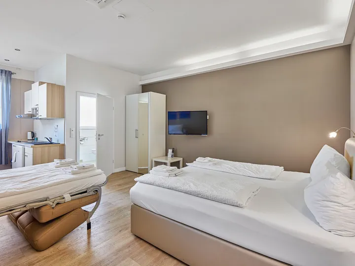 Helles Studio-Apartment mit Doppelbett, Sitzbereich und Küchenzeile