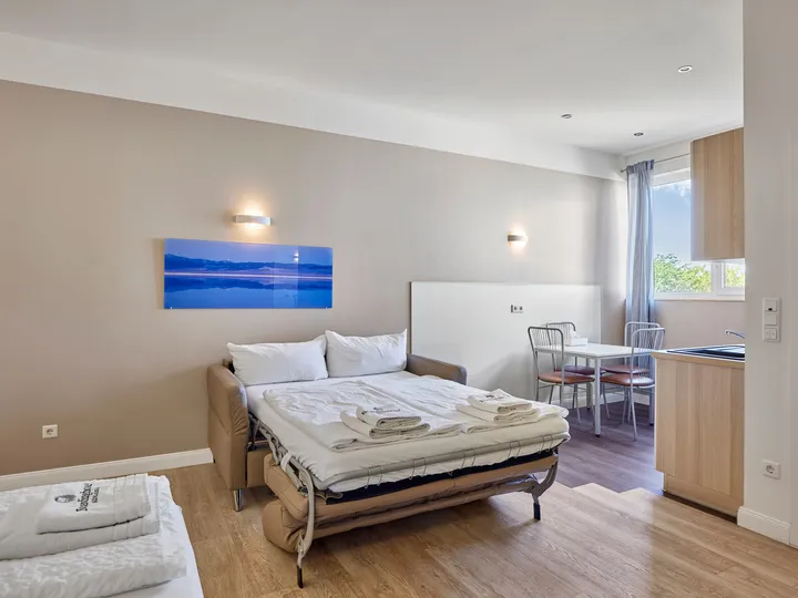 Geräumiges Familien-Apartment mit zwei Betten und Sitzbereich