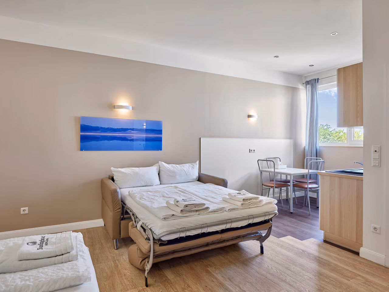 Geräumiges Familien-Apartment mit zwei Betten und Sitzbereich