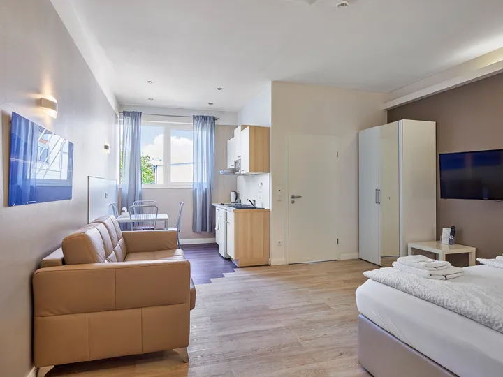 Studio-Apartment mit Balkon, Wohnbereich und Tageslicht