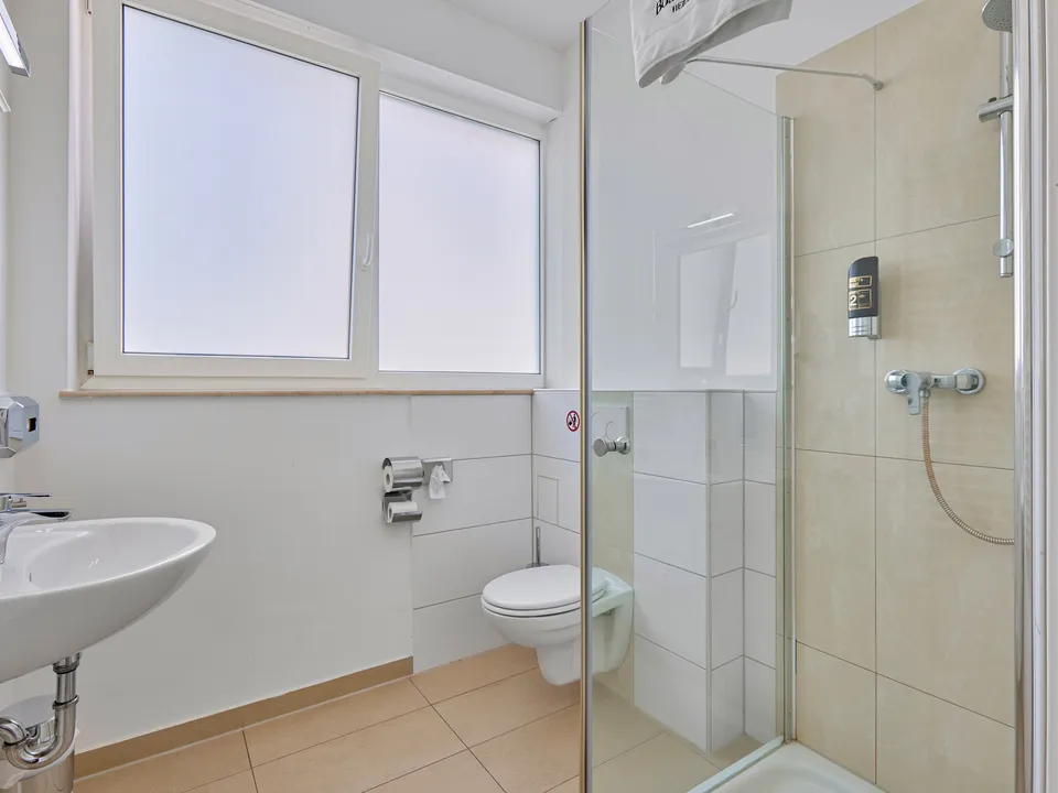 Moderner Badbereich mit Waschbecken und Spiegel