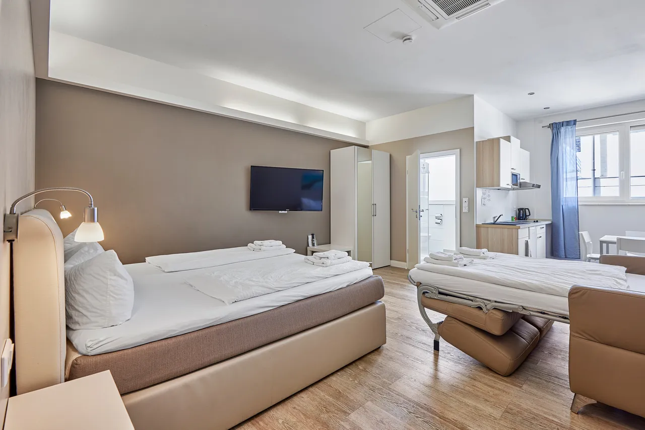 Helles Apartment mit Doppelbett im Boardinghotel Heidelberg