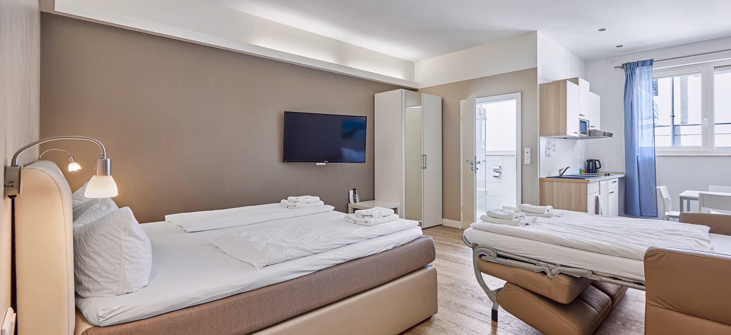 Wohn- und Schlafbereich des Studio-Apartments