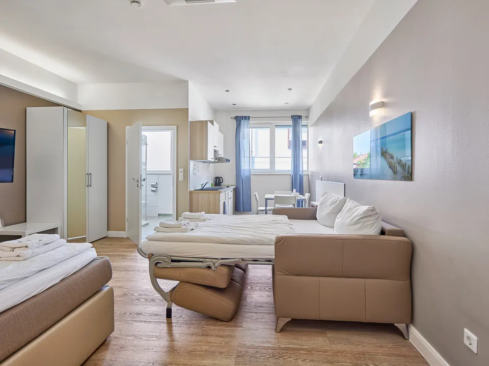 Helles Apartment mit Fensterfront und Sitzbereich