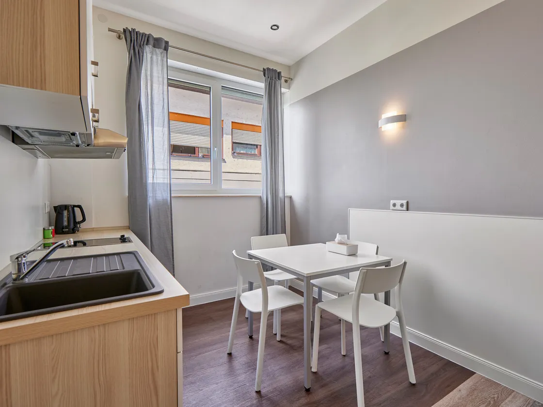 Apartment mit Essbereich und offener Küchenzeile — ideal für Selbstverpflegung bei längeren Aufenthalten
